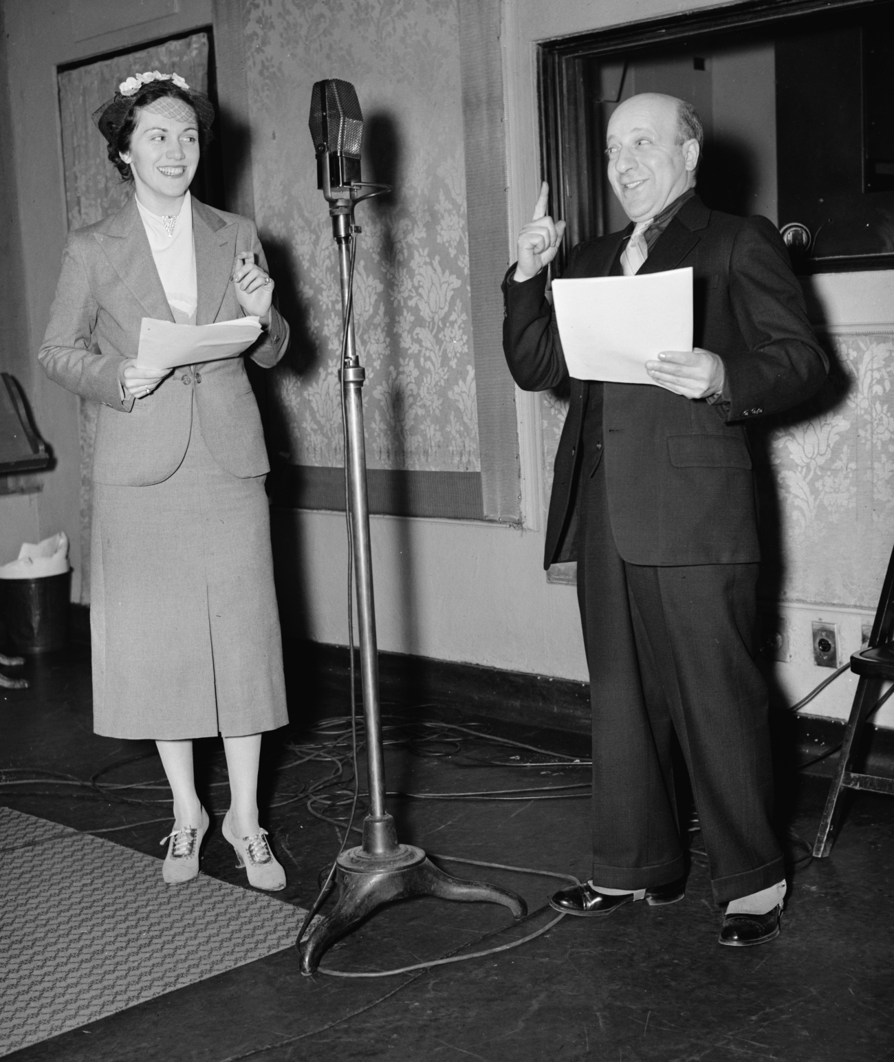 2 radio actors in the 1930s