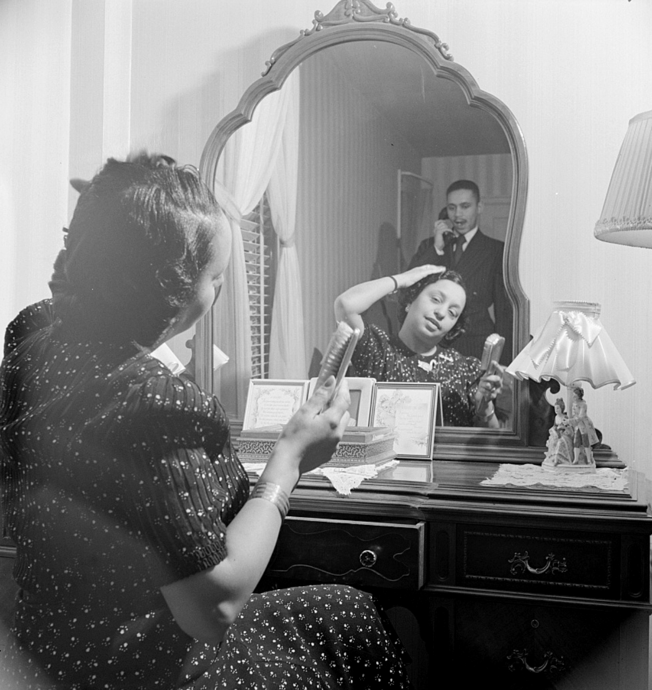 1942 woman at her dressing table