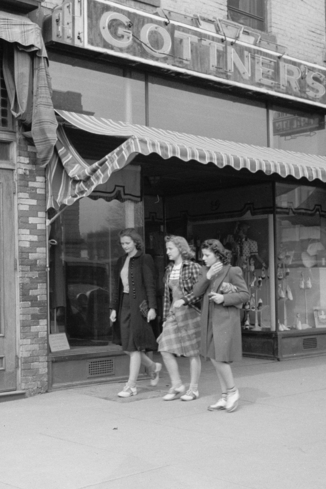 1940 HS girls on sidewalk