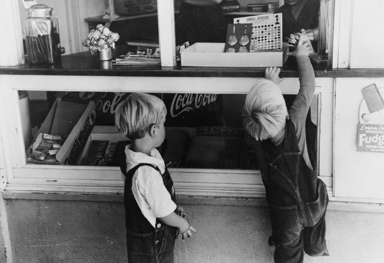 children buying candy in 1941