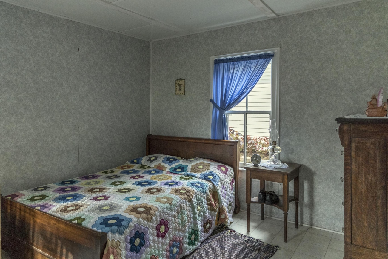 Amish home bedroom