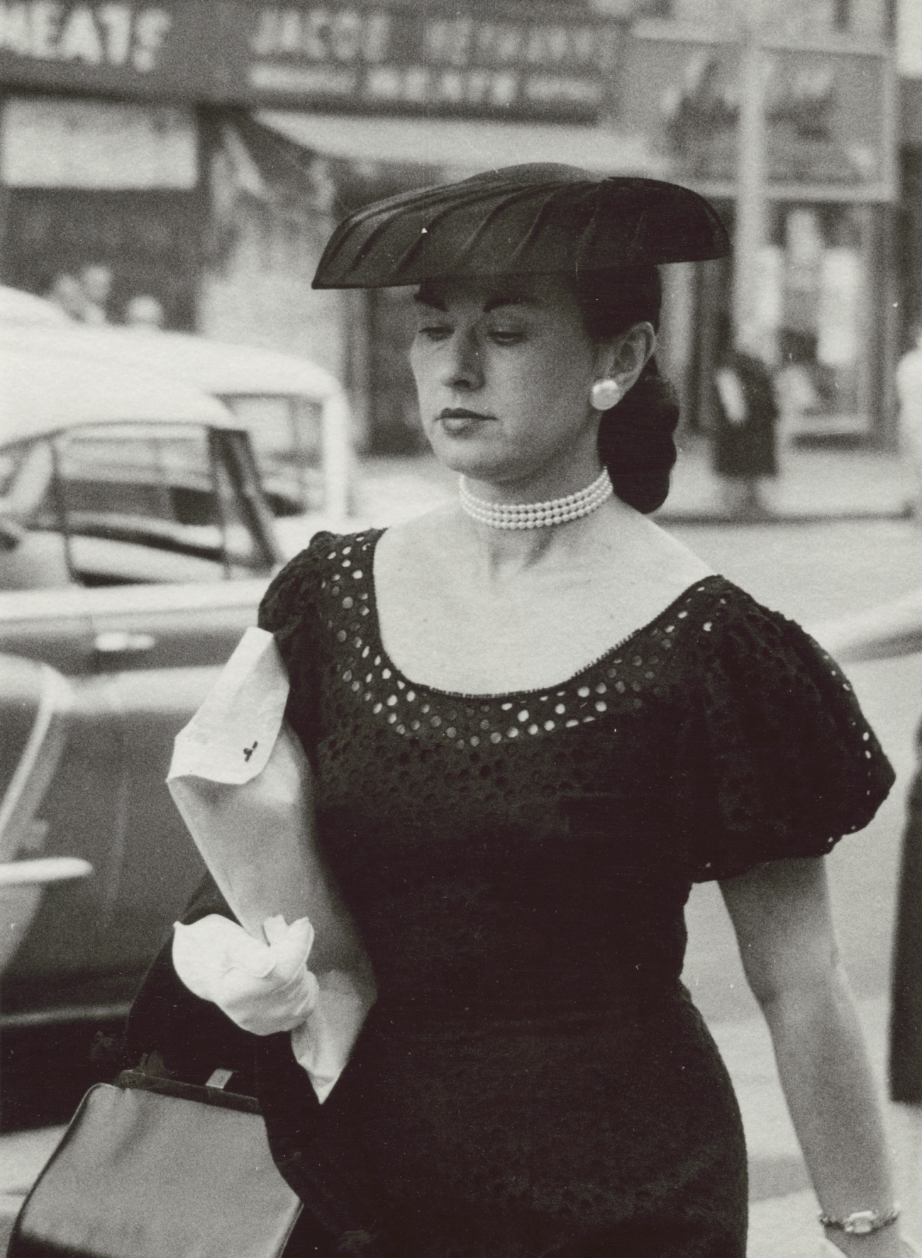 1950s street Photography Woman in Pearls