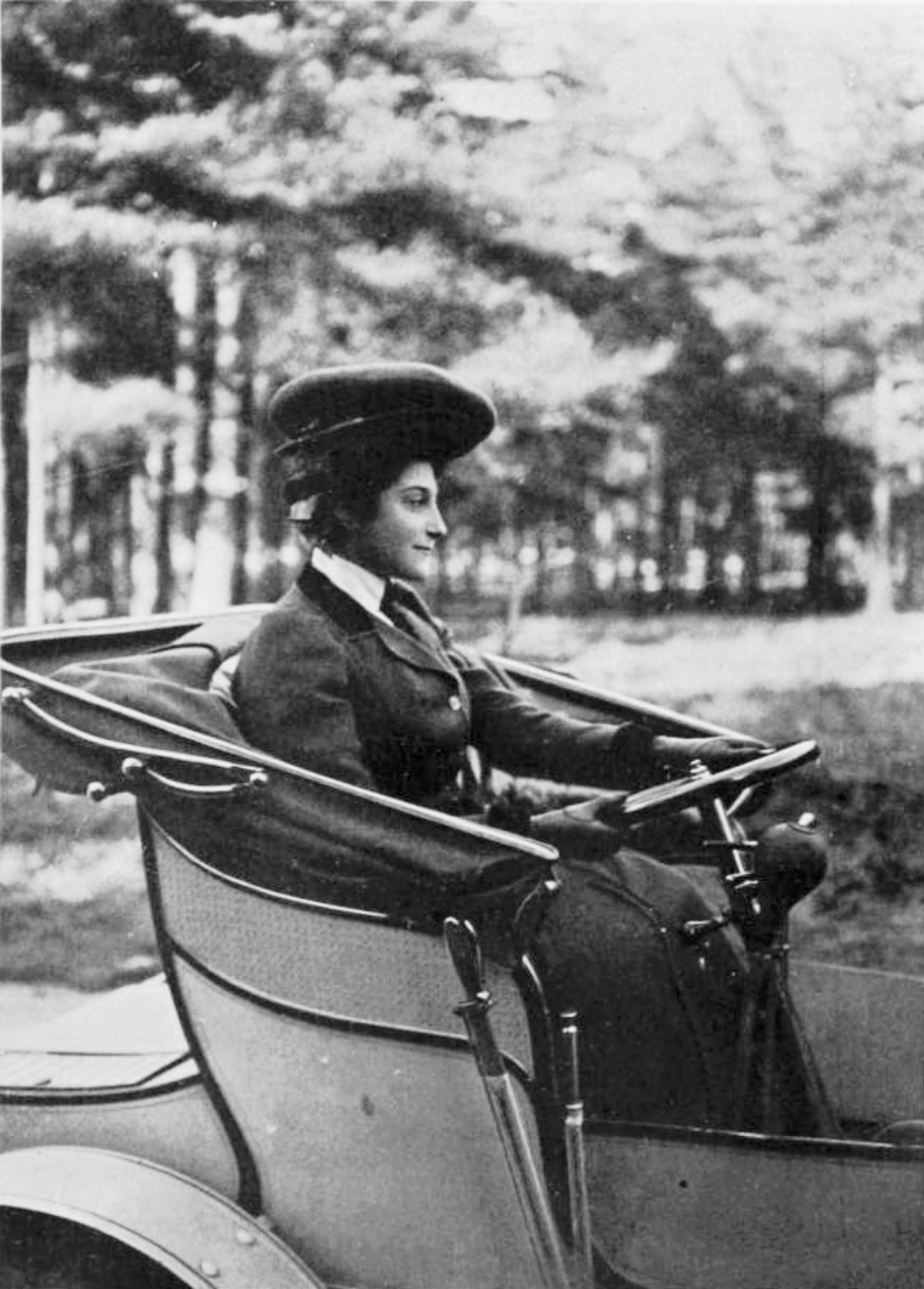 Dorothy Levitt Driving