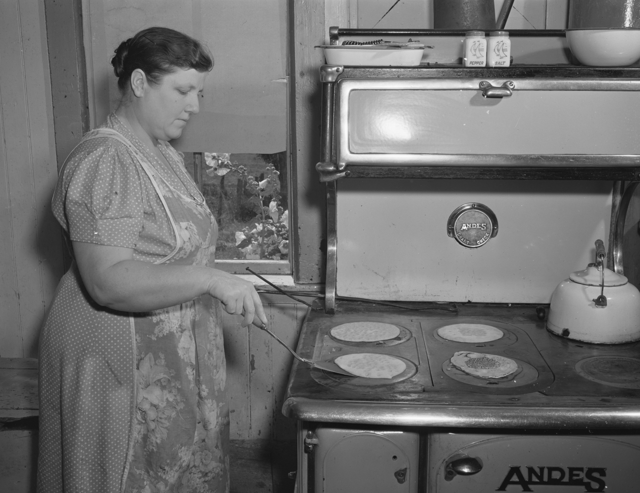 Making Pancakes on Stoveplates on Old Stove