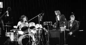 How Karen Carpenter Became One of the Greatest Voices of the ’70s — And What It Cost Her