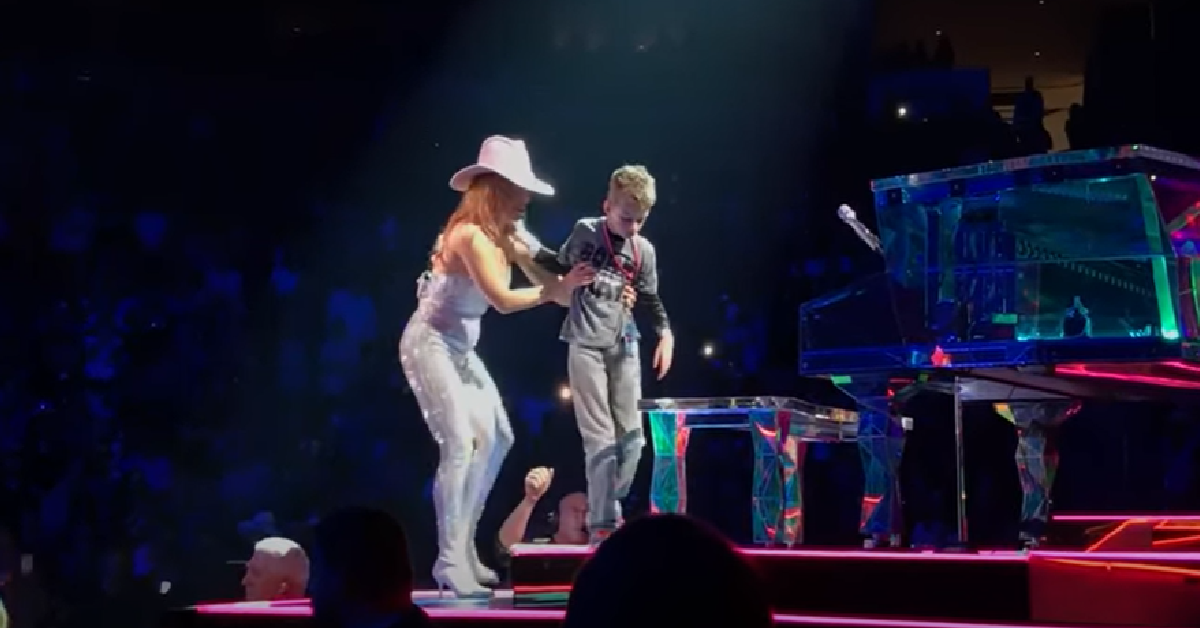 Lady Gaga Brings 12-Year-Old Fan With Autisм On Stage To Sing “Million  Reasons” | FaithHuƄ
