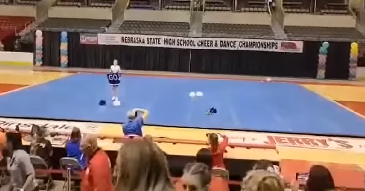 Cheerleader Performs Solo Championship After Team Quits At The Last