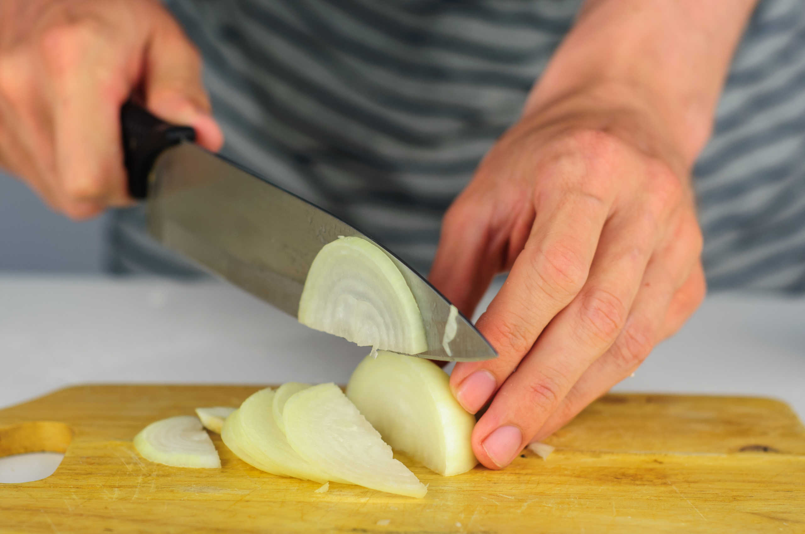 stop-crying-when-you-cut-onions-with-this-tip-crafty-house