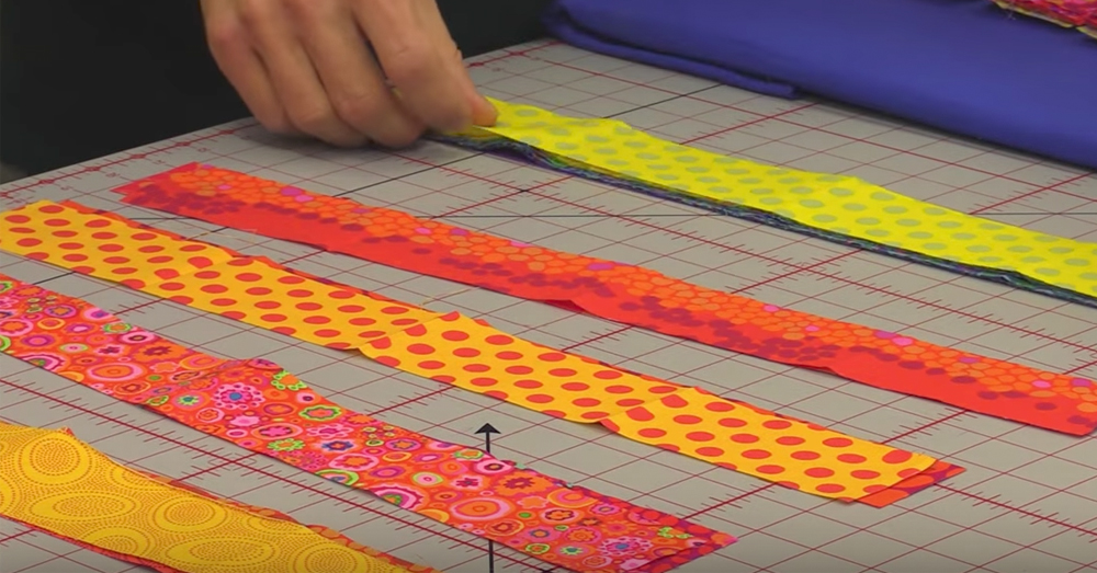 Rob Organizes Strips Of Fabric For This Mesmerizing Quilt | Crafty House