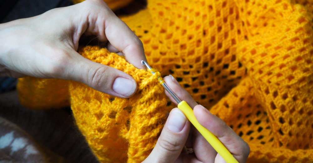 нитка пехорка успешная канарейка 80. клубок золотых нитей. желтая пряжа вязание. вязаный летний джемпер. желтая пряжа.