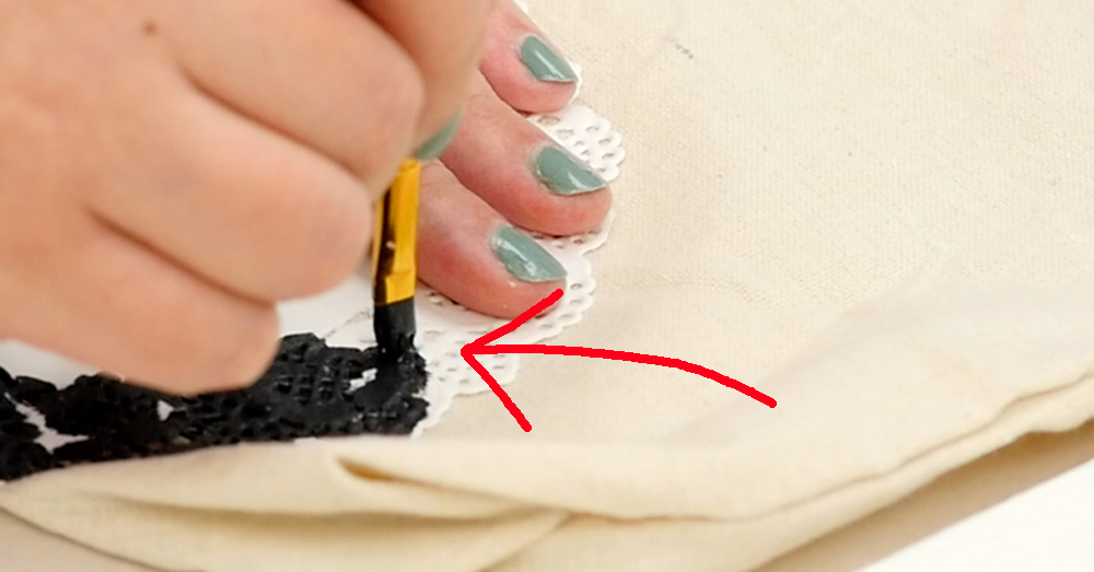 She Gives New Life To An Old Tote Bag With This 5 Minute DIY! Crafty House