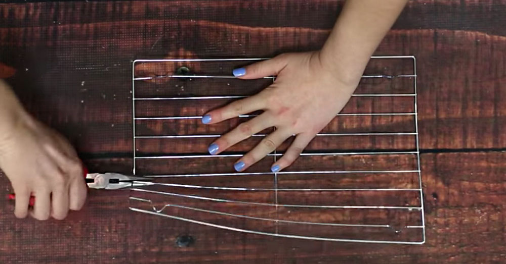 She Bends A Cooling Rack From The Dollar Store To Get This Genius